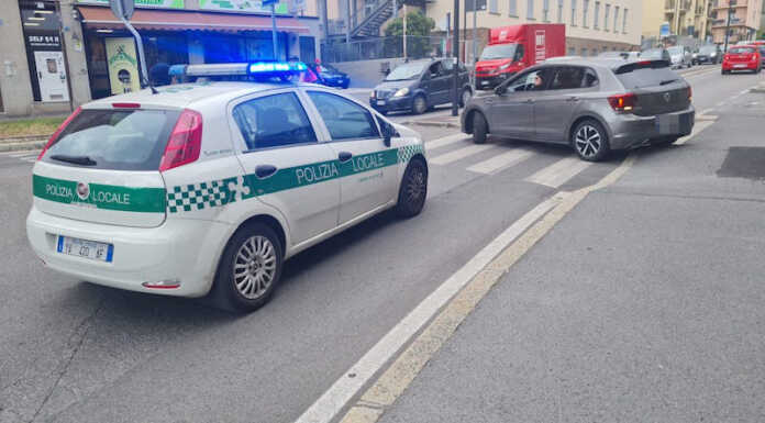 Furgone in panne, code in via Tonio Da Belledo traffico via tonio da belledo