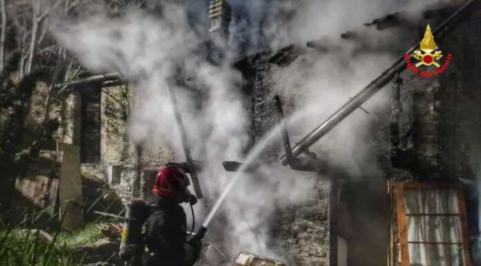 A fuoco una baita a Sueglio, intervento nella notte dei Vigili del Fuoco vigili del fuoco incendio sueglio
