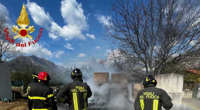 Vercurago, a fuoco un’auto e sterpaglie. Pompieri al lavoro
