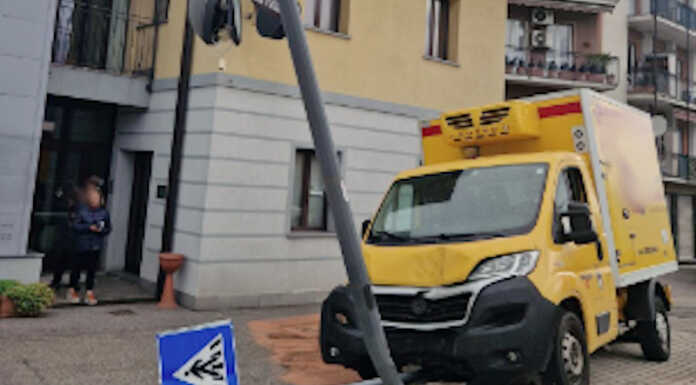 Airuno: furgone finisce fuori strada e colpisce un palo