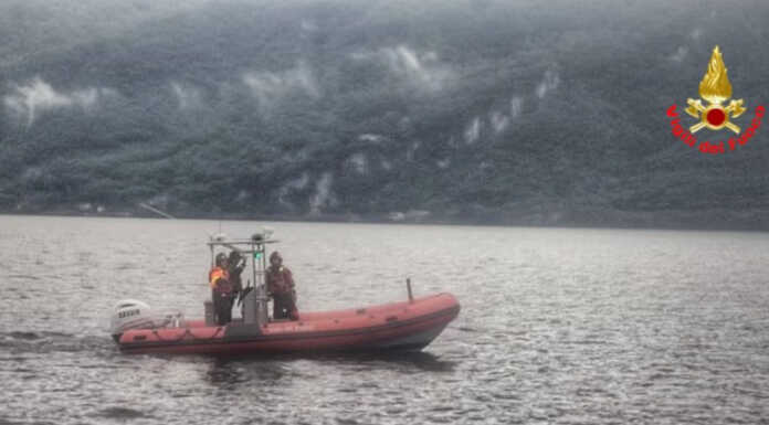 Piccola barca alla deriva, intervento dei Vigili del Fuoco a Lierna Barca alla deriva Lierna intervento pompieri