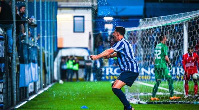 Calcio Serie C. Un Lecco tutto grinta e cuore guadagna i quarti di finale dei playoff La gioia di Battistini dopo aver realizzato il gol decisivo per la qualificazione (credit foto Calcio Lecco 1912)