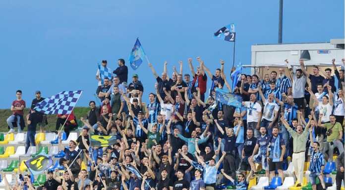 Calcio Serie C. Notte magica per il Lecco che vola in semifinale playoff I tifosi blucelesti presenti a Pordenone (credit foto Calcio Lecco 1912)