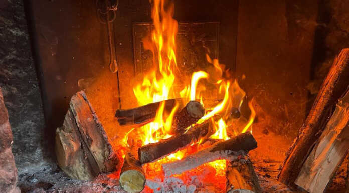 Bando biomasse, riaperte le domande per sostituire impianti di riscaldamento obsoleti Fuoco Camino Fiamma