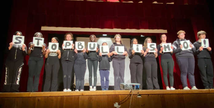 Olgiate, il bullismo visto dai ragazzi: fa centro lo spettacolo Lupi in rete