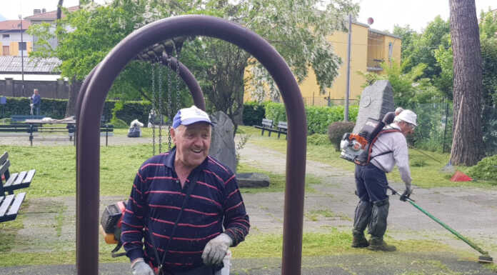 Gli studenti della scuola Cittadini al lavoro insieme agli Alpini di Calolzio Parco via Marconi alpini di Calolzio