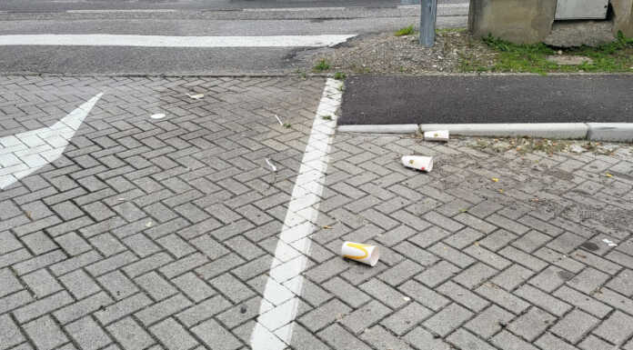 Gettano rifiuti dal finestrino dell’auto, nuova multa da 500 euro a Pescate Rifiuti abbandonati nel parcheggio a Pescate