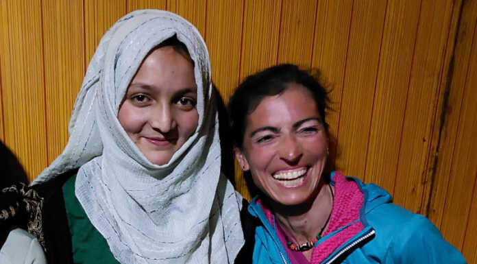 Annalisa Fioretti attraversa l’altopiano di Deosai e riabbraccia Sakina Sakina con Annalisa Fioretti