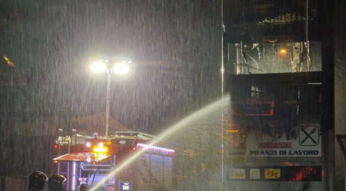 In fiamme l’insegna di un distributore di benzina a Valmadrera Vigili del Fuoco insegna distributore Valmadrera