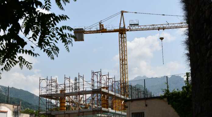 “La patente a crediti nei cantieri”: seminario con Confartigianato Lecco cantiere gru
