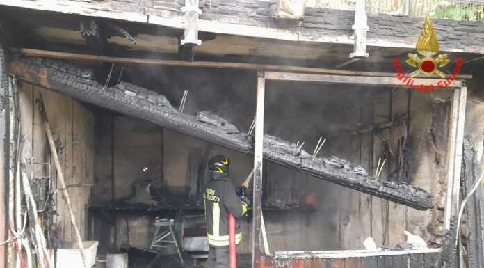 Sirtori, brucia un capanno. Intervengono i Vigili del Fuoco