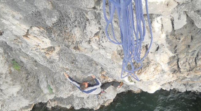 Arrampicare a filo d’acqua, le falesie più belle sul Lago di Como falesia costiera morgana