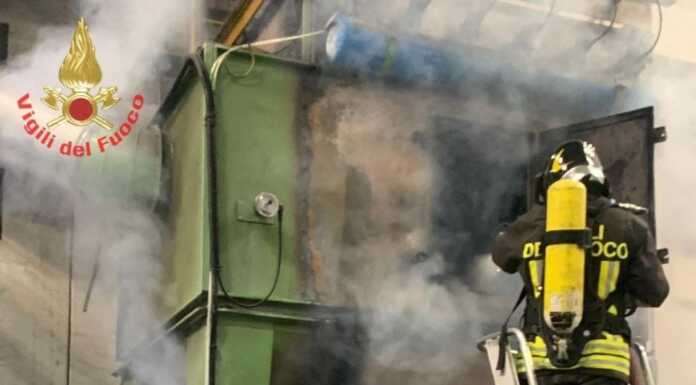 Merate, macchinario a fuoco in un’azienda