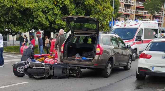 Incidente tra auto e moto sul lungolago di Lecco incidente lecco