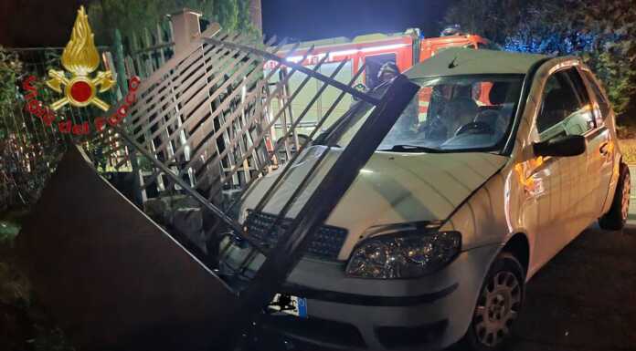Casatenovo, auto si schianta contro un cancello. Elisoccorso un 19enne