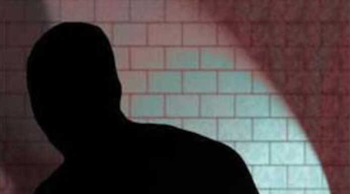 Merate, rubata una Vespa parcheggiata nelle vie del centro Ladro