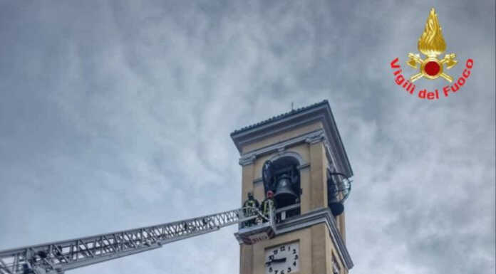 Pescarenico. Cade un martelletto dal campanile, intervengono i pompieri Chiesa pescarenico lecco vigili del fuoco
