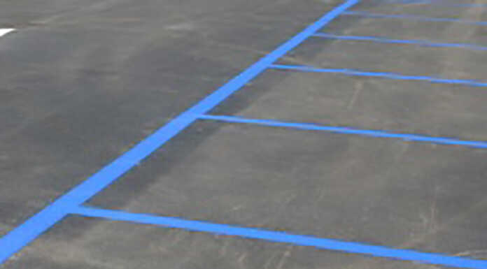 Parcheggi riservati ai residenti, nuove strisce blu in piazza Mazzini e via Resinelli parcheggio linee blu