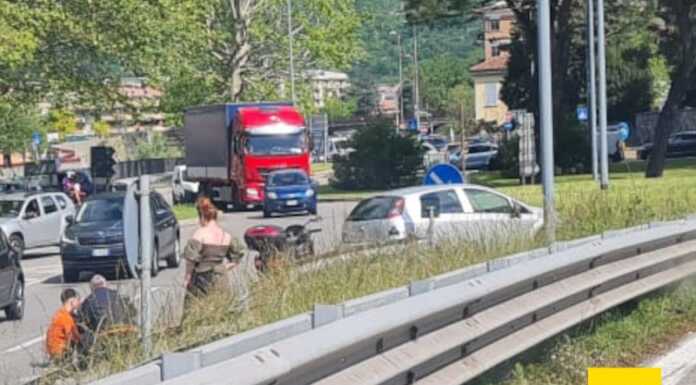 Malgrate. Scontro auto moto vicino a Ponte Kennedy, soccorse due persone Malgrate scontro auto moto via Provinciale
