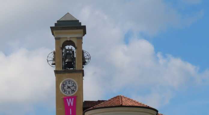 Monte Marenzo si veste di rosa, sul campanile lo striscione “W il Giro” passaggio_giro_italia_monte_marenzo