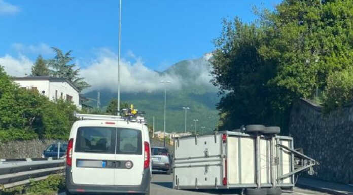 Malgrate, rimorchio ribaltato sulla provinciale