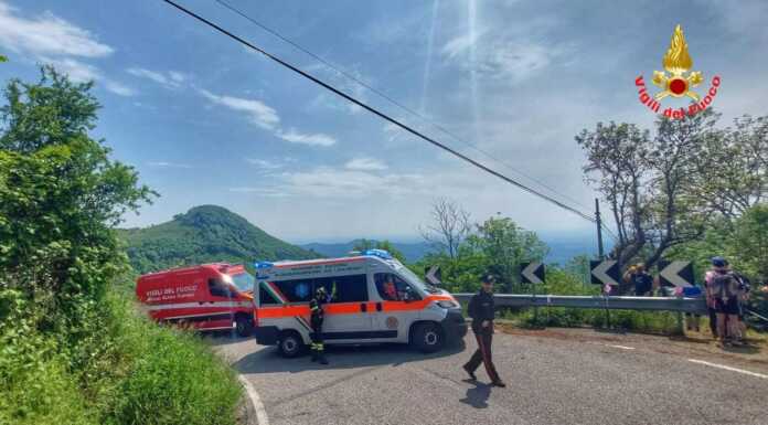 Assiste al Giro d’Italia e finisce giù dal guardrail: soccorsa ciclista