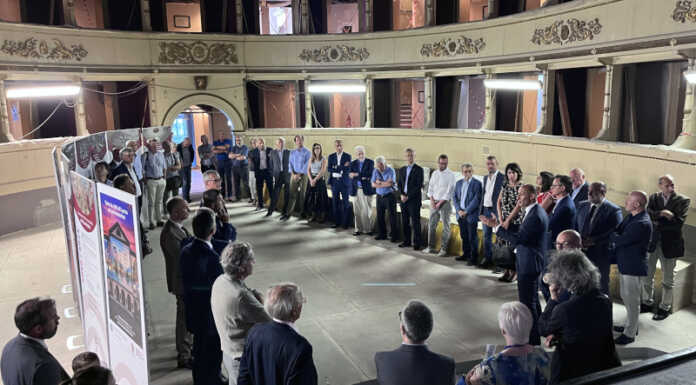 Il Teatro della Società apre alla città, in tanti per la visita al cantiere 2306_visite_teatro