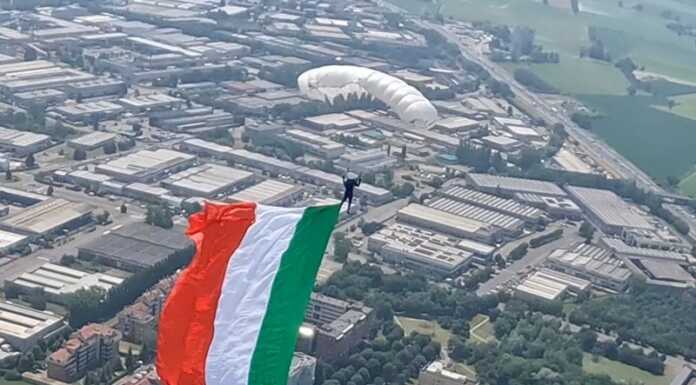 Tre paracadutisti lecchesi in volo… nel cielo di Buccinasco Paracadutisti lecchesi Buccinasco