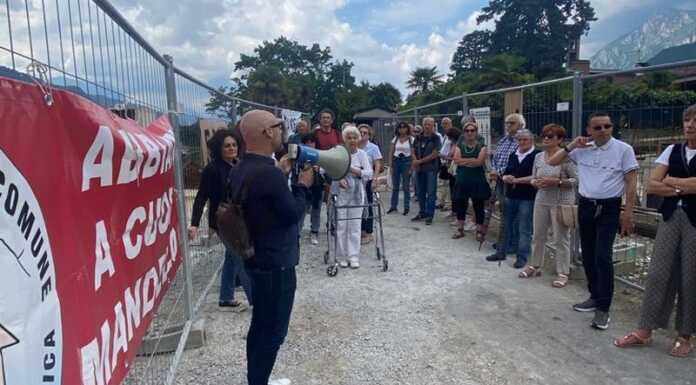 Mandello. Campeggio, Casa Comune deposita l’esposto in Procura Casa Comune per Mandello flash mob giardini campeggio