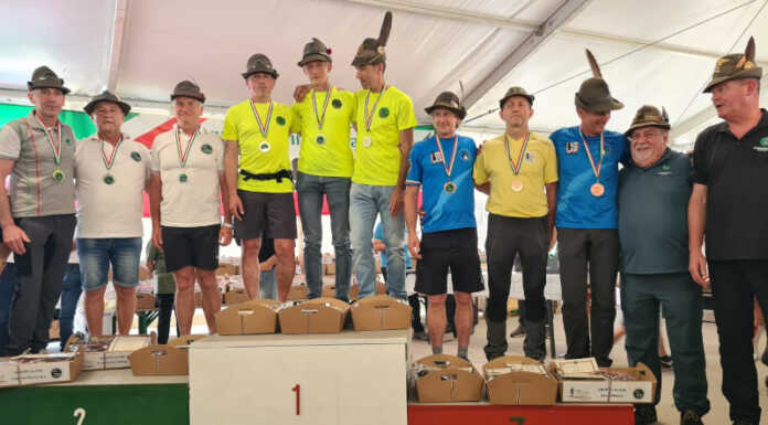 Marcia di regolarità in montagna: gli Alpini lecchesi vincono i campionati italiani Ana Al centro la pattuglia dell'Ana di Lecco