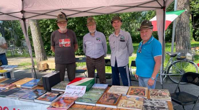 Calolzio. Il gruppo Alpini Pippo Milesi in campo per l’Emilia Romagna Bancarella libri Alpini Calolzio Emilia
