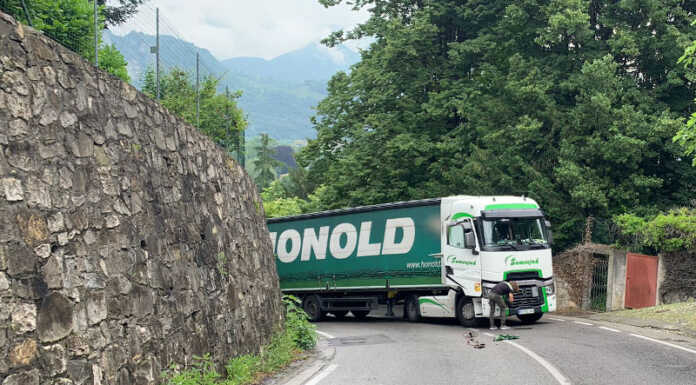 Brivio, camion in panne sulla salita verso Arlate: disagi al traffico