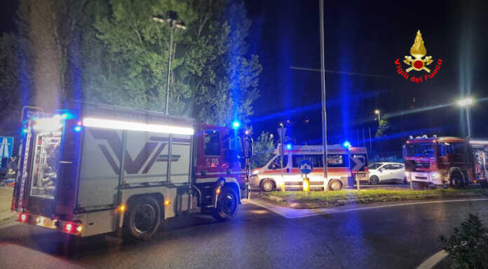 Civate, auto finisce contro il guardrail: soccorse due persone