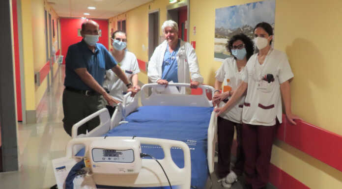 Pol. Monte Marenzo e Amici di Giusy consegnano un letto all’oncologia del Manzoni Consegna letto reparto oncologia ospedale Lecco