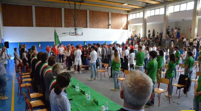 Consegnate le Costituzioni ai neo diciottenni, grande cerimonia all’Istituto Rota