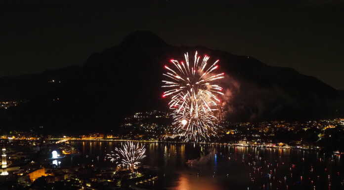 Lecco. Lo spettacolo dei fuochi d’artificio dal San Martino