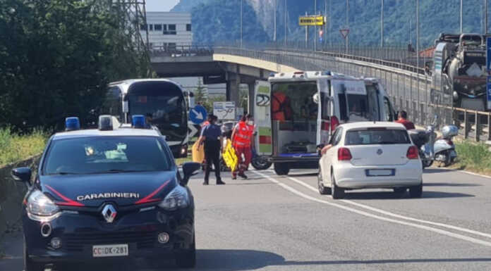 Lecco. Incidente auto moto in via Buozzi Bruno, soccorritori al lavoro Incidente Lecco zona Bione