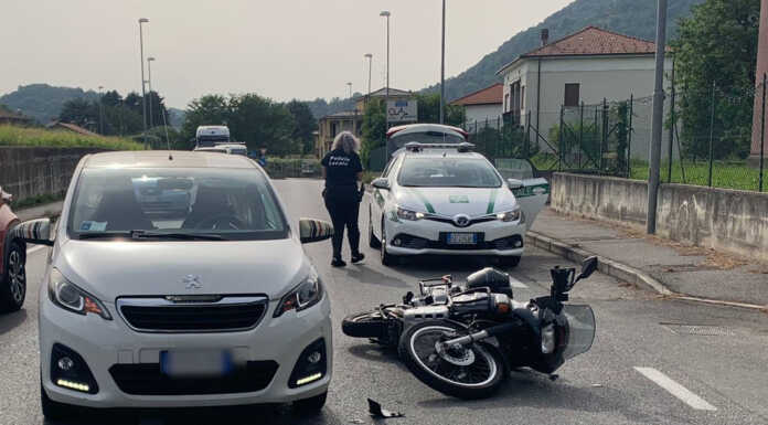 Scontro auto-moto in via Como a Brivio, soccorse due persone