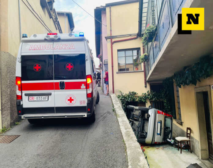 Lecco Incidente via mazzucconi ribaltamento