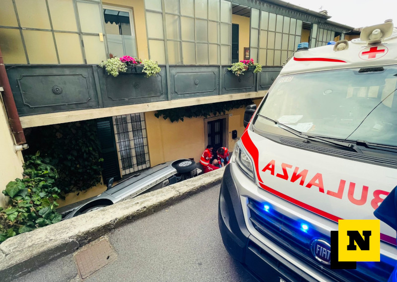 Lecco Incidente via mazzucconi ribaltamento