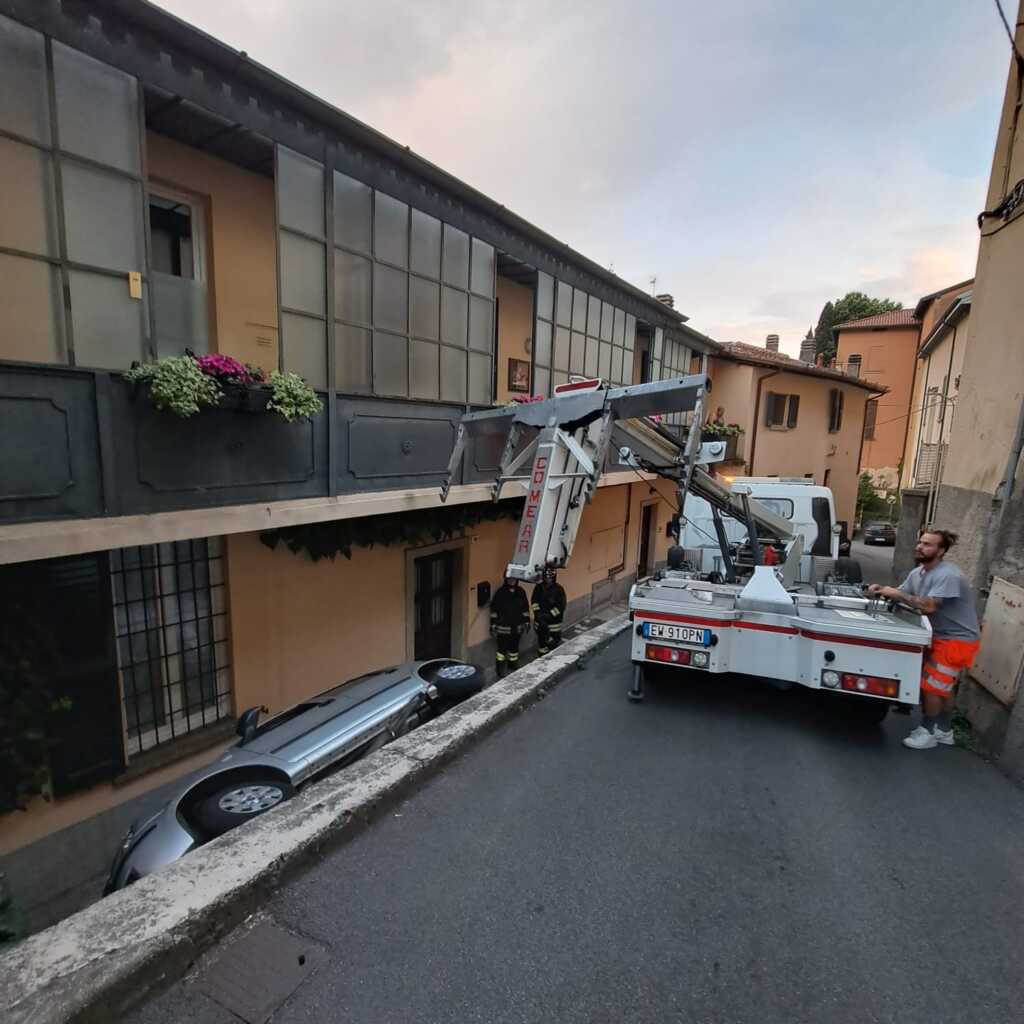 Lecco Incidente via mazzucconi ribaltamento