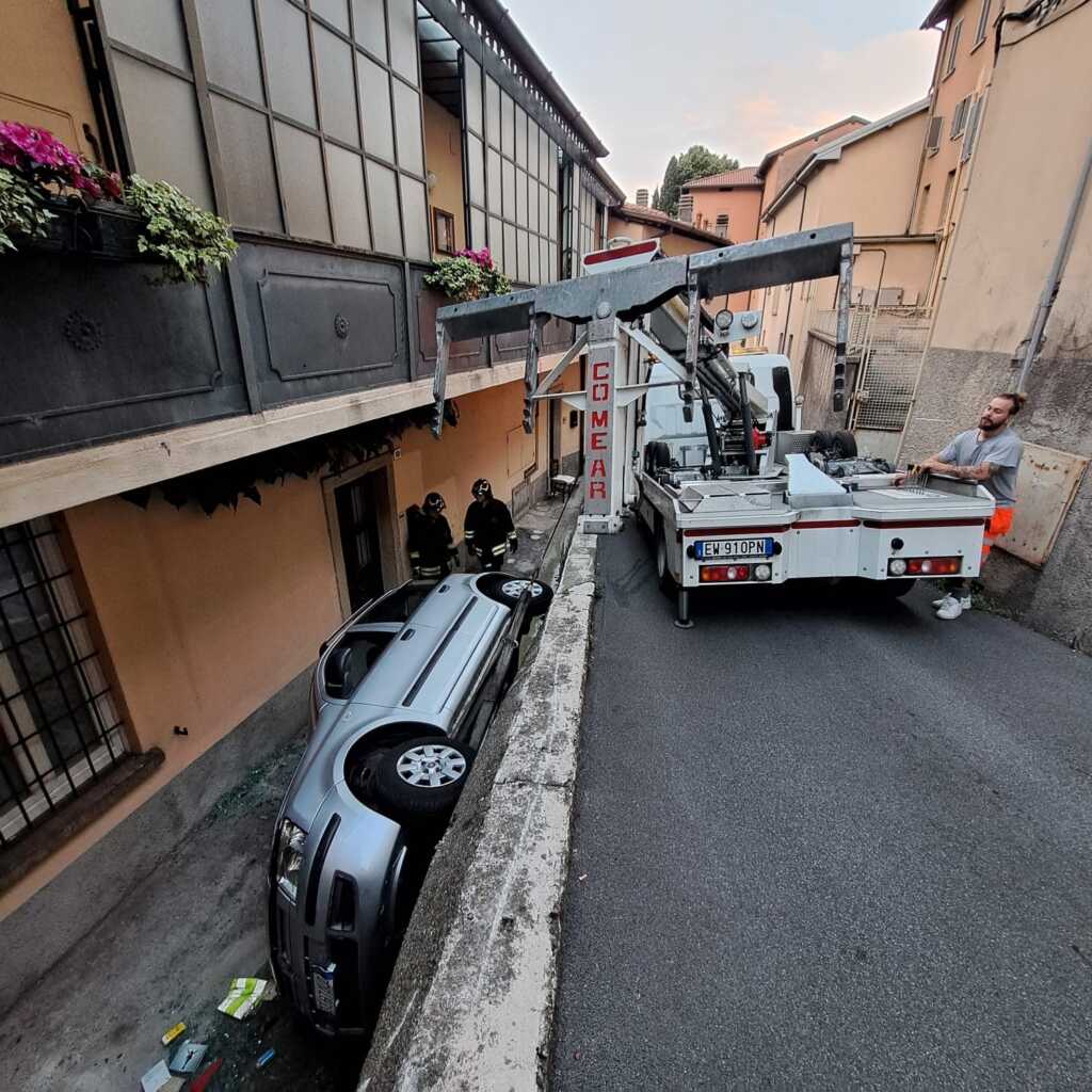 Lecco Incidente via mazzucconi ribaltamento