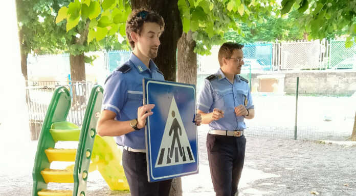 La Polizia Locale a scuola per spiegare il codice della strada ai bambini Malgrate Valmadrera scuola materna polizia locale