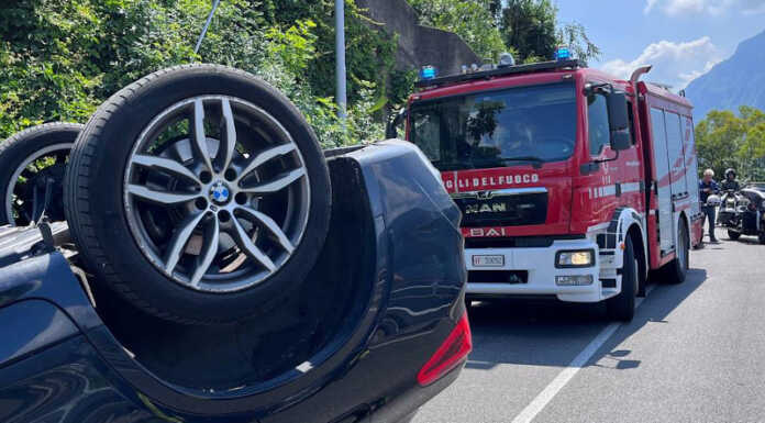 Mandello: auto ribaltata lungo la Sp72. Paura per un 73enne