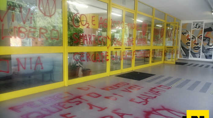 Merate, vandali in azione: imbrattati i muri del liceo Agnesi
