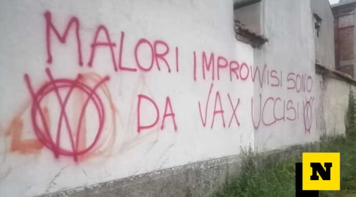 Merate: scritte no vax sul muro del cimitero