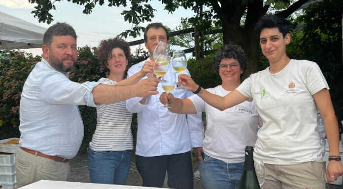 Montevecchia da bere brinda a un altro successo: in tanti in alta collina