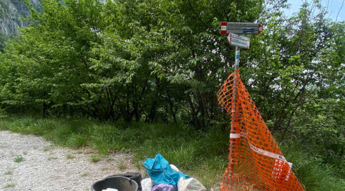 La segnalazione. Cumulo di rifiuti all’imbocco del Sentiero Passo del Lupo rifiuti sentiero passo del lupo