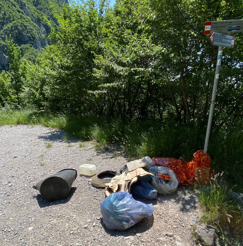 I rifiuti abbandonati all'imbocco del sentiero Passo del Lupo