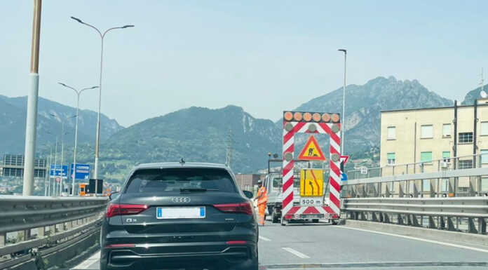 Taglio erba sulla SS36 mal segnalato: “Nessun cartello. È pericoloso!” SS36 lavori